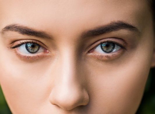 На что по форме похож хрусталик здорового человека?