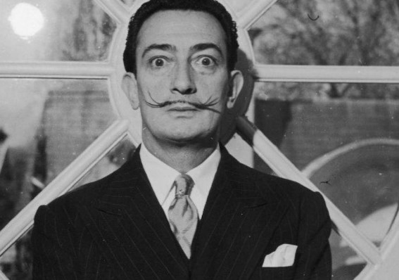 Какую свою скульптуру Сальвадор Дали оформил с помощью выдвижных ящиков?