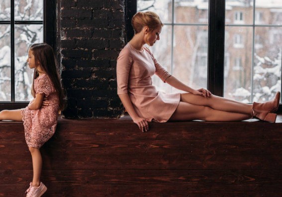 Когда маме исполнился 31 год, дочери было 8. Сейчас мама старше дочери ровно в 2 раза. Сколько их обеим лет?