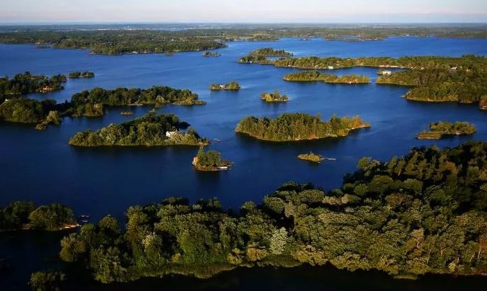 Острава какого архипелага расположены между полуостровом Камчатка и островом Хоккайдо?