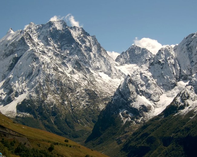 Что обозначает название горного массива «Канченджанга», в состав которого входит третья высочайшая вершина мира?