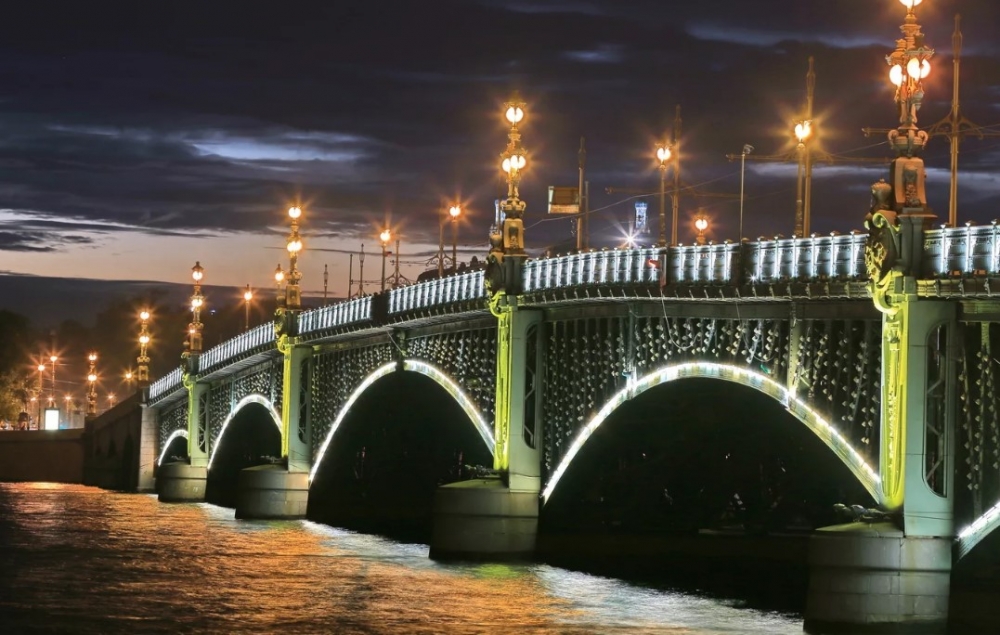 Какова длина Троицкого моста?