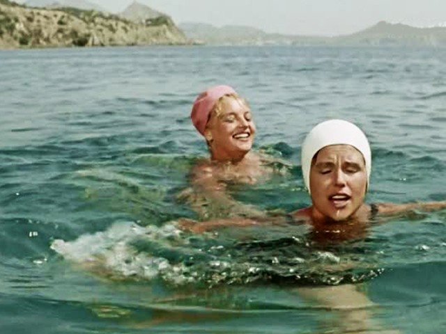 Эта сцена купание лучших подруг в Черном море снималась в ...