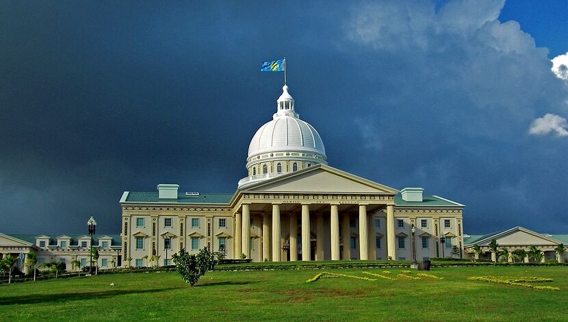 В Нгерулмуде, столице Палау, есть только несколько государственных зданий Капитолийского комплекса, расположенных среди