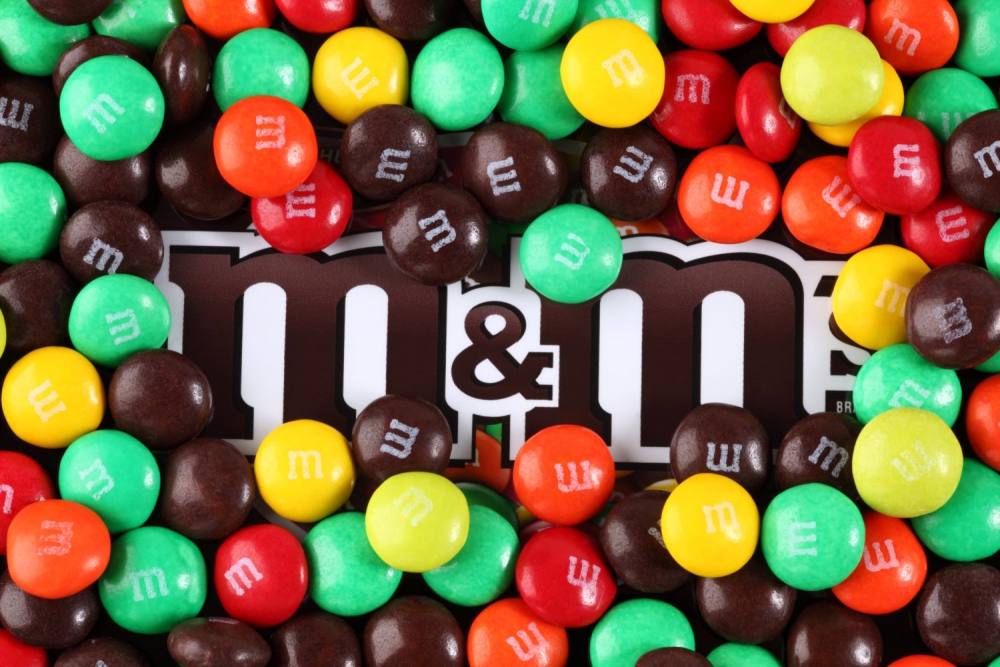 Шоколадное драже M&M’s прославилось на весь мир. Две буквы М в их названии — это первые буквы фамилий основателей компании, придумавшей эти конфеты. Как зовут отцов-основателей M&M’s?