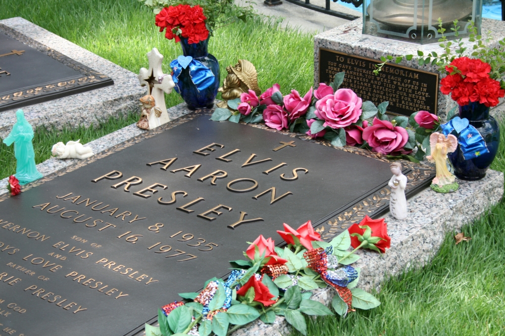 Тело Элвиса П﻿ресли пропало из могилы.