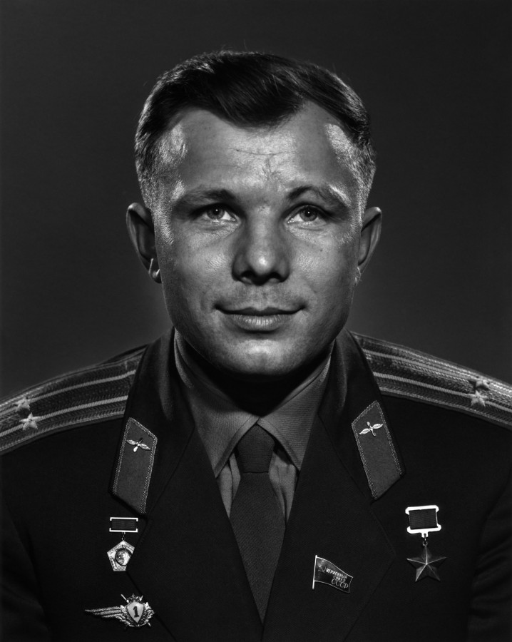 Каким автомобилем был награжден после полета в космос Юрий Гагарин?