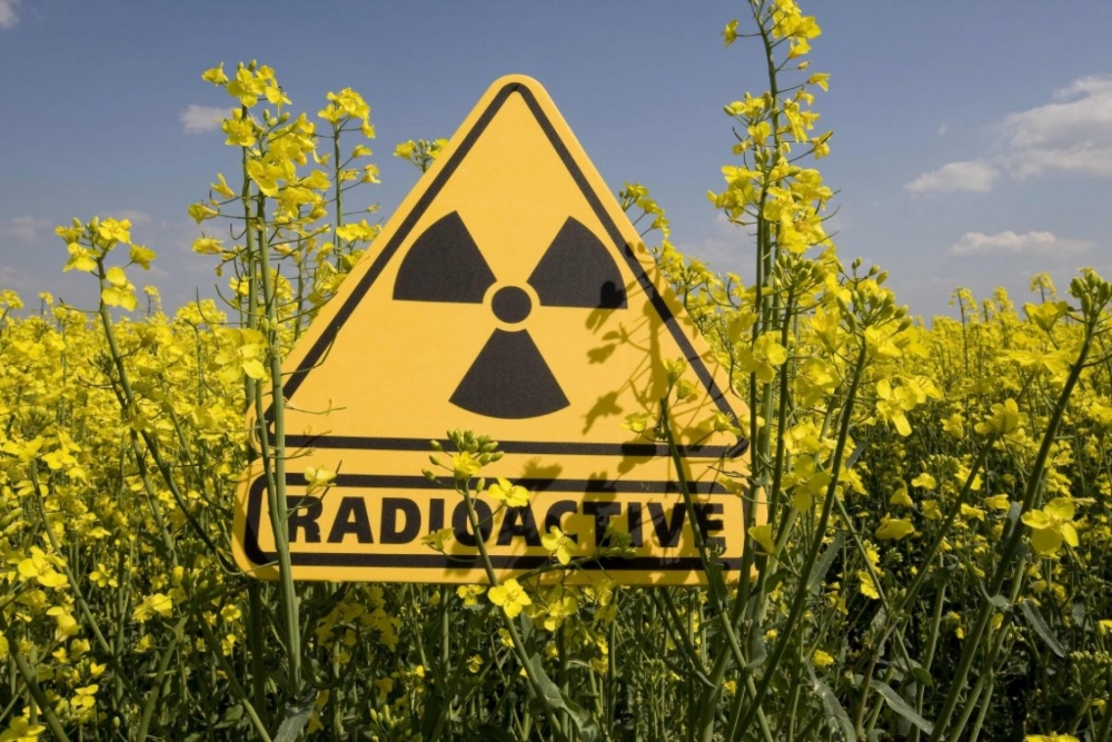 При движении по зараженной радиоактивными веществами местности необходимо: