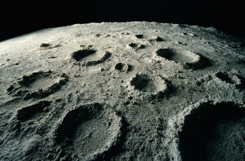 Кто впервые дал кратеру Луны название?