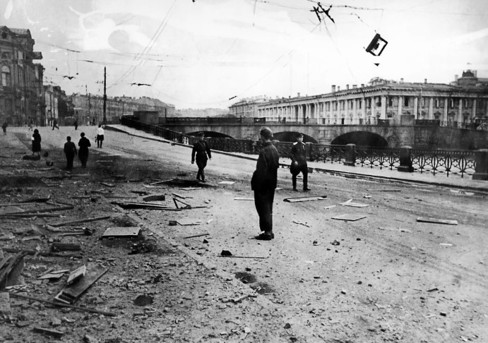 Как зовут генерал-лейтенанта, командующего 2-й ударной армией, перешедшего на сторону фашистов