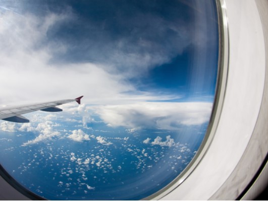 Вы в салоне самолета. Можно ли разместить маленькую сумку или рюкзак у себя в ногах?