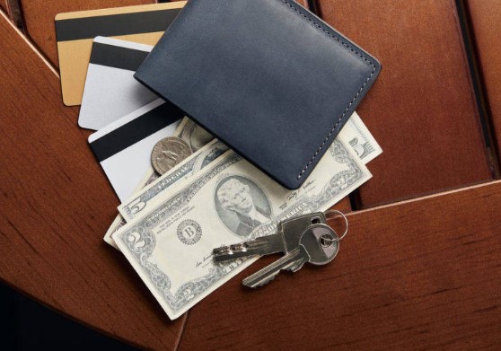 В кошельке лежит 15 копеек двумя монетами. Одна из монет не пятак, такое может быть?