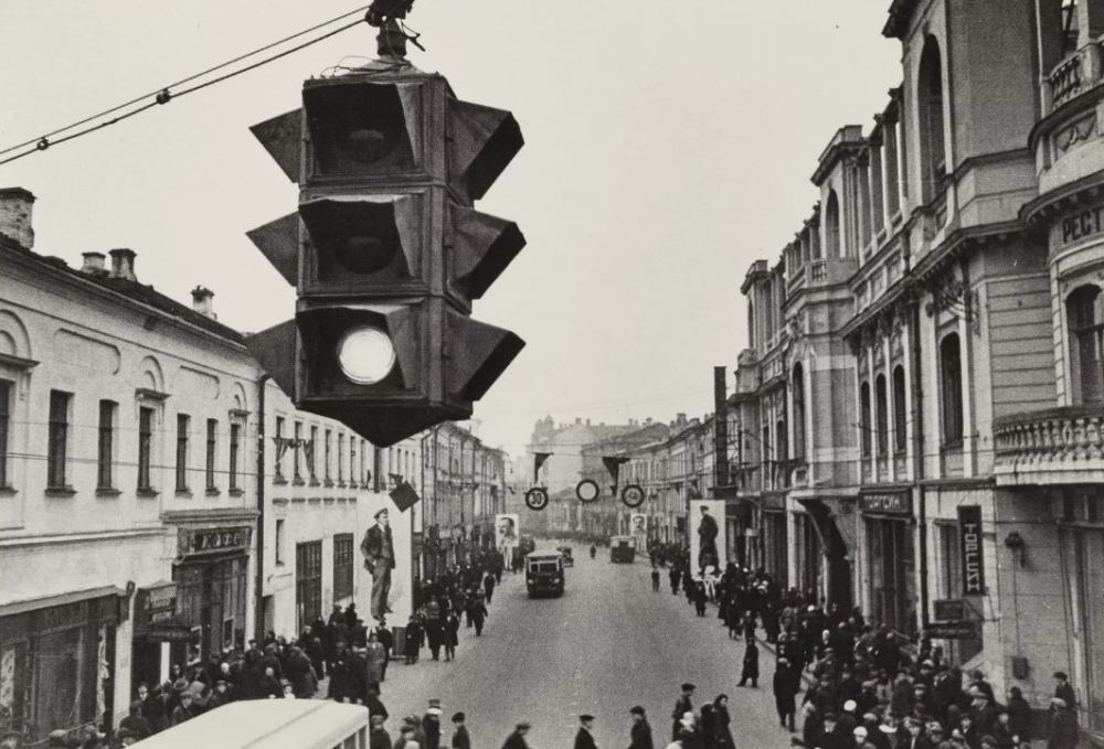 Первый светофор был установлен 10 декабря 1868 года в: