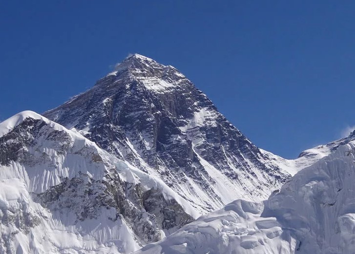 Название какого пика на Тянь-Шане в переводе с тюркского означает «Повелитель неба»?
