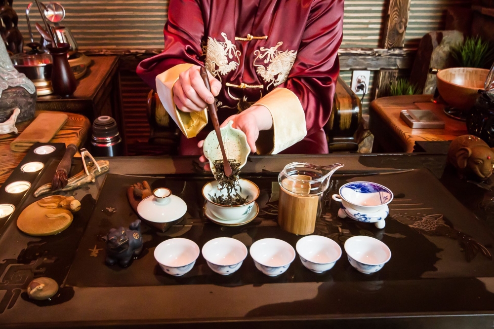 Как принято благодарить за розлив чая в Южном Китае?