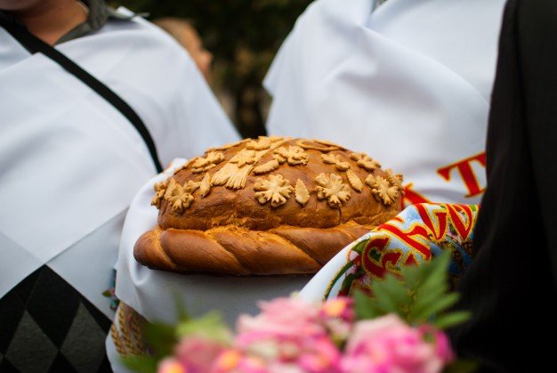 Маленькая печка с красными угольками. Разгадайте армянскую загадку.
