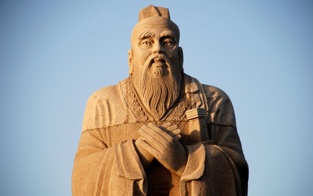 Кого, по словам Конфуция, трудно найти в темной комнате?