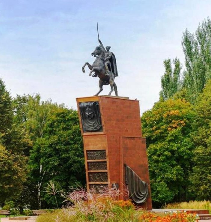 Высота памятника Чапаеву в Чебоксарах вместе с монументом: