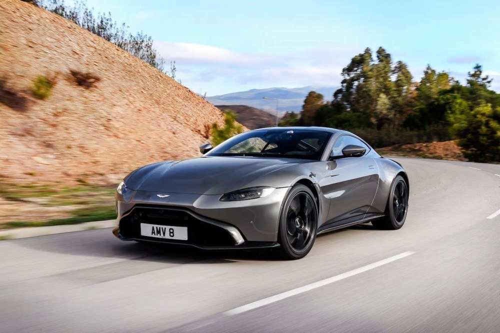 На сколько километров в режиме форсажа слышны выхлопные газы автомобиля Aston Martin Vantage?