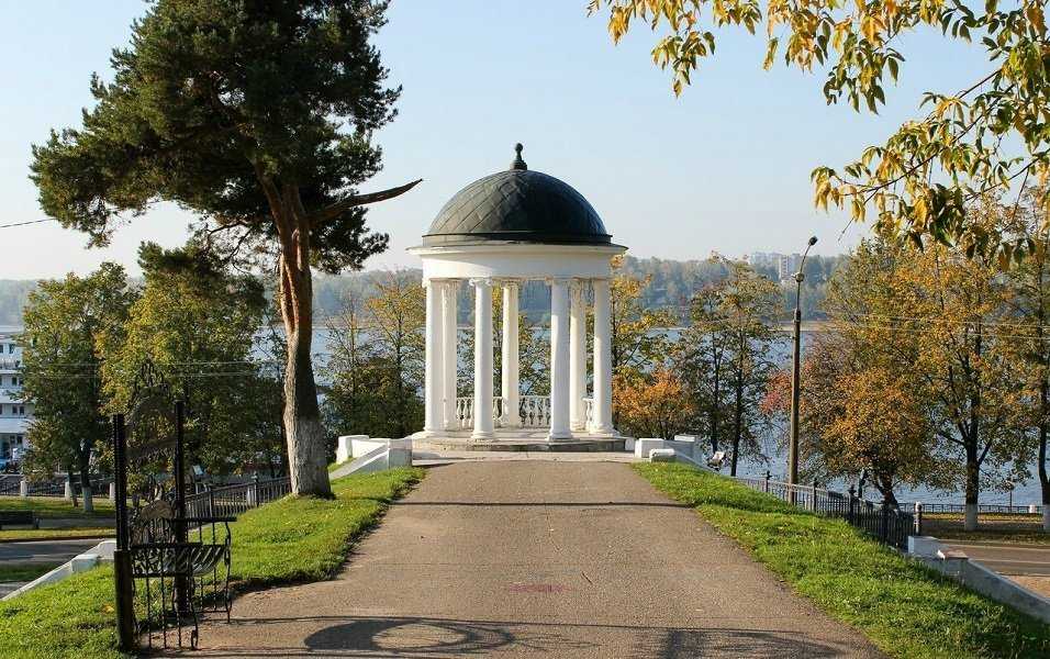 Резные деревянные дома придают особый колорит старинному русскому городу. Среди них есть подлинные шедевры строительного искусства и архитектуры. Какой это город?