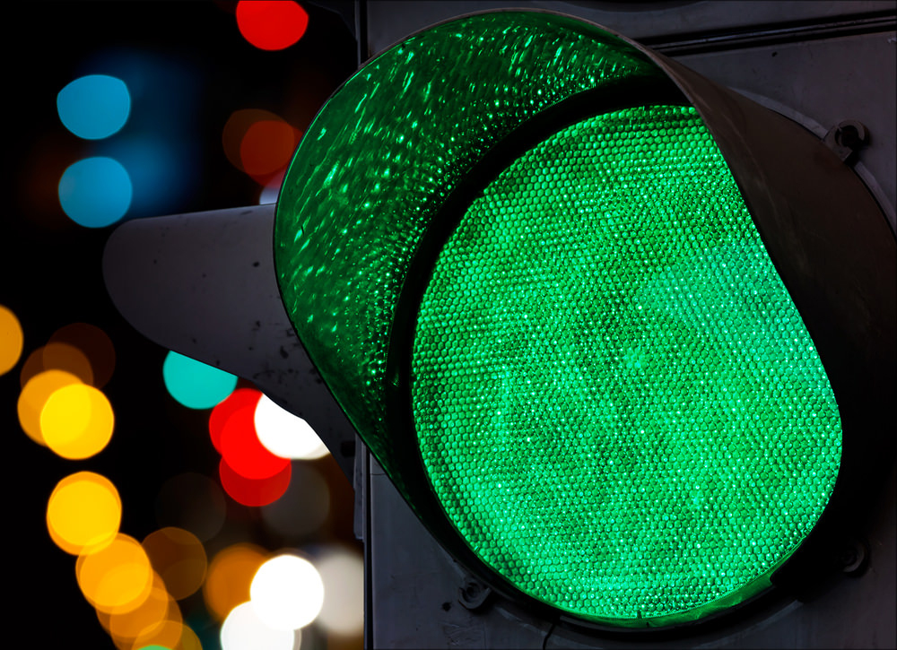 Что должен делать пешеход при зелёном сигнале светофора для автотранспорта: