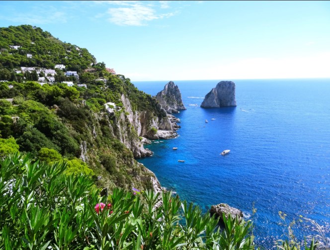 Одной из главных природных достопримечательностей какого итальянского острова является Голубой грот?