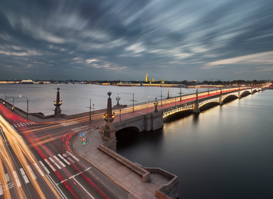 Какова ширина Дворцового моста?