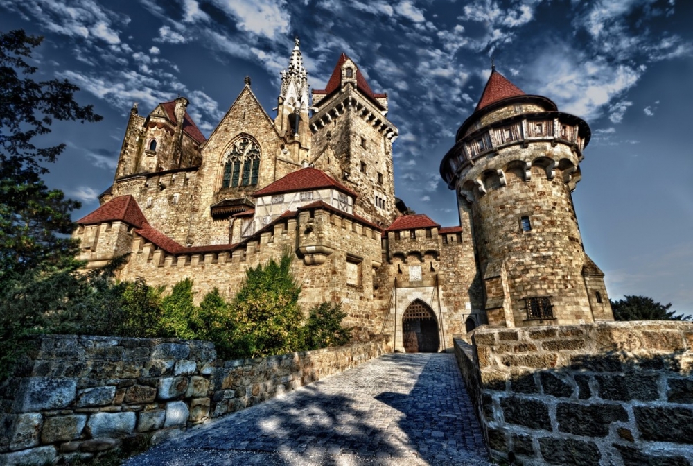  Какой замок, по одной из версий, вдохновил Уолта Диснея на создание замка Спящей Красавицы?