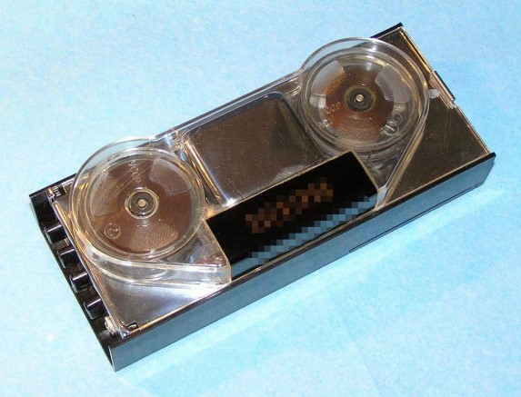 Советский миниатюрный катушечный магнитофон под названием …