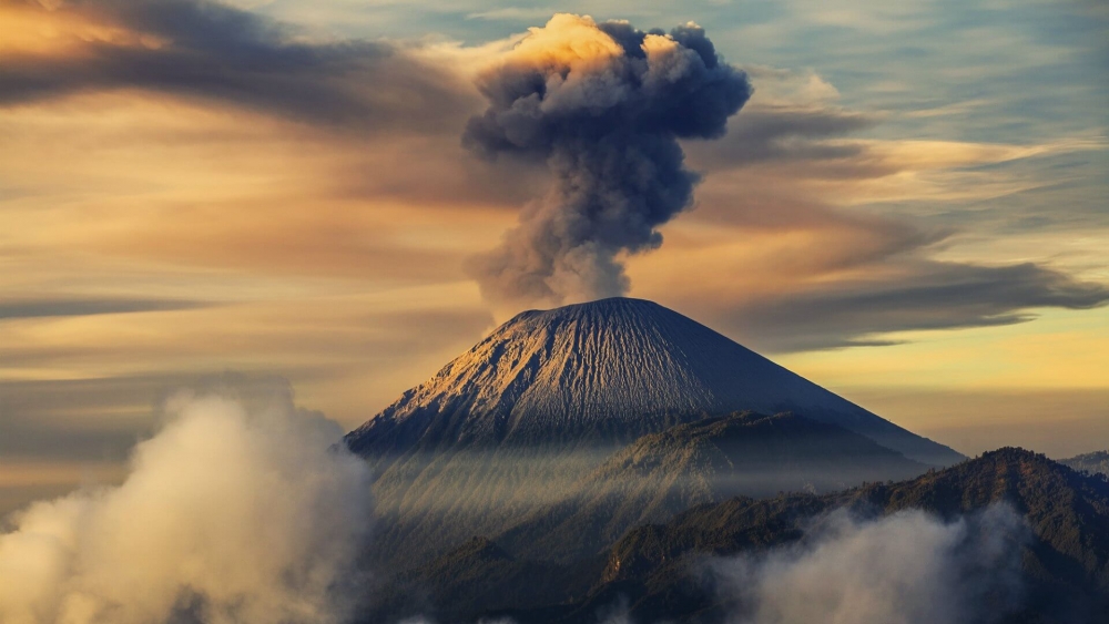 Последнее извержение этого вулкана на 2021 год было в 1707—1708 годах. Находится он на японском острове Хонсю в 90 километрах к юго-западу от Токио.