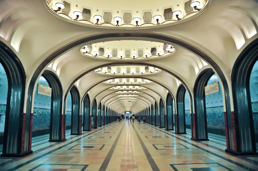 Самый короткий перегон в московском метро расположен...