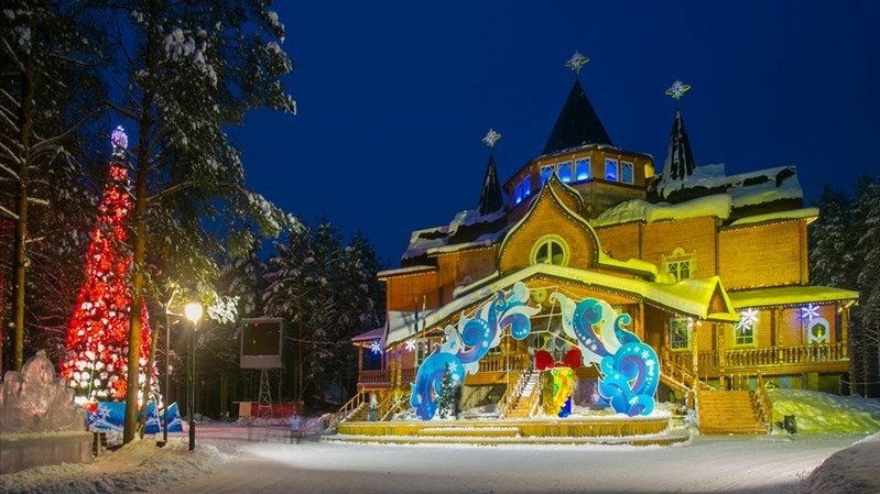 Город славится своими мастерами всех видов народного искусства: в резьбе по дереву, в художественной обработке металла, в керамике, в ткачестве, в вышивке и в кружевоплетении. Назовите этот городок.