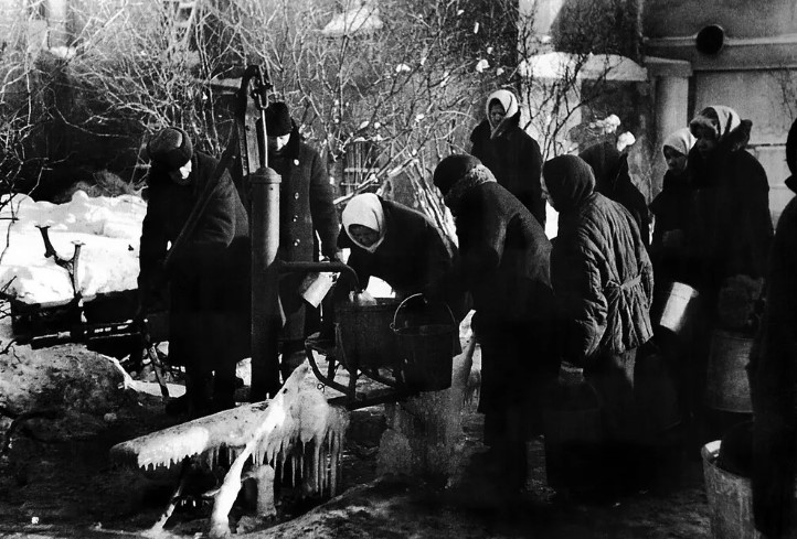 Маршал Говоров по поручению Сталина подписал приказ победившим войскам о снятии блокады. Отметьте, за что он получил такую привилегию: