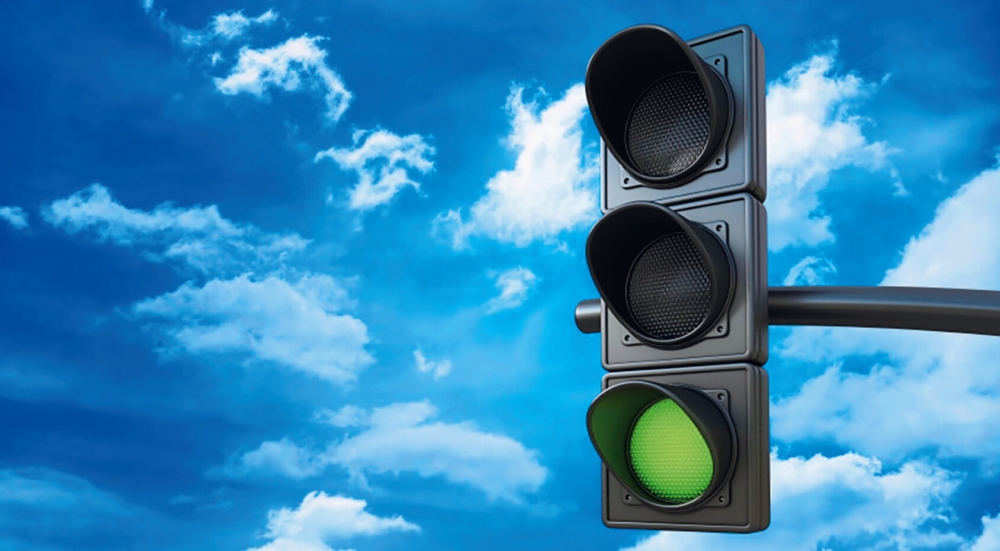 При зелёном сигнале светофора для автотранспорта пешеход должен: