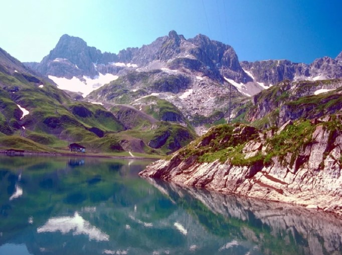  Название какой горы в Гималаях происходит от прозвищ индуистских богов Парвати и Шива?