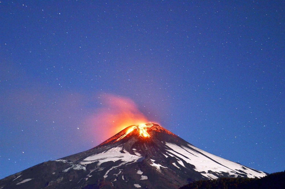 Как называется вулкан, извергающий газ, нефть и смолы?