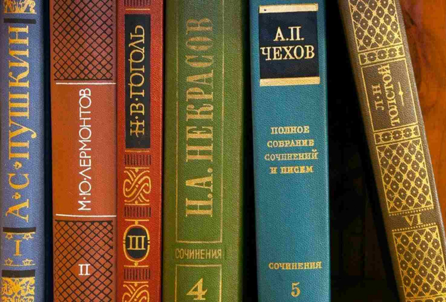 «У счастья нет завтрашнего дня; у него нет и вчерашнего; оно не помнит прошедшего, не думает о будущем; у него есть настоящее — и то не день — а мгновение.» Эти слова были написаны классиком русской литературы. Кто это написал?