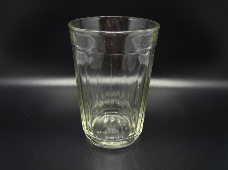 Все представляют себе «классический» граненый советский стакан с ободком. Появился он в 1943 году на стекольном заводе в городе Гусь-Хрустальный. Существовало ли какое-либо объяснение, почему его создали именно такой формы?