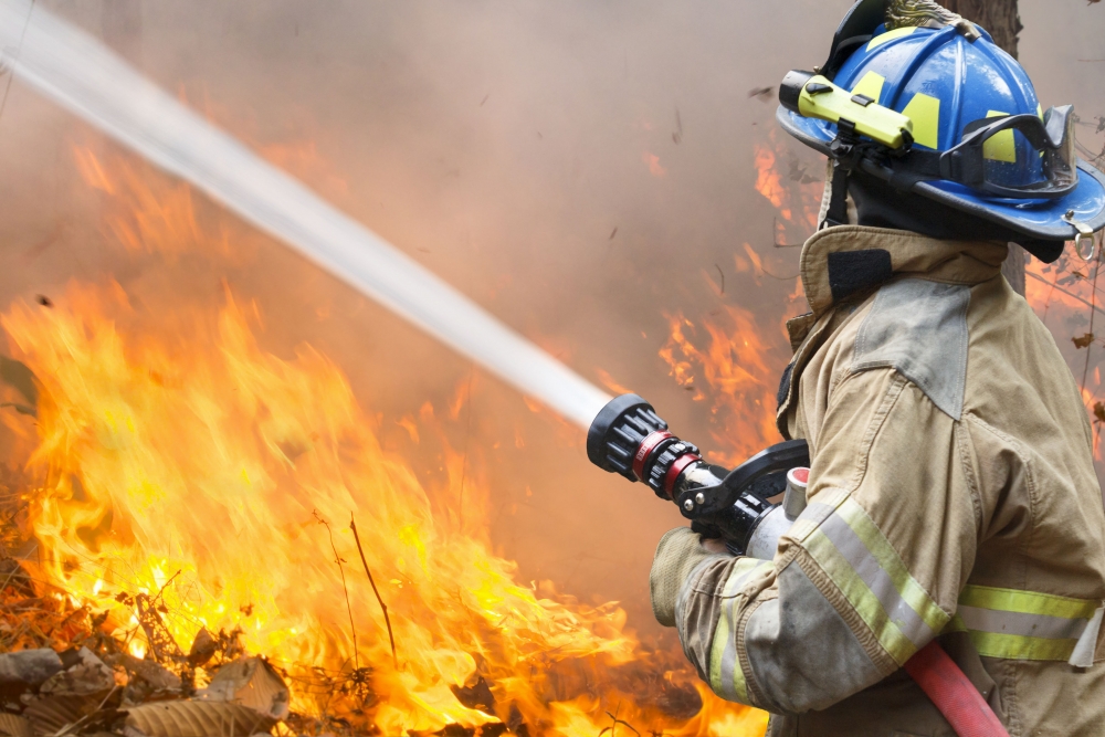 При тушении пожаров применяют каски, противодымные маски и противогазы