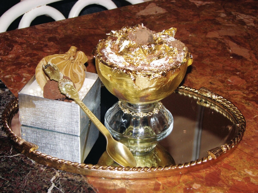  В каком городе в ресторане Serendipity продают самое дорогое мороженое, покрытое листом съедобного золота?