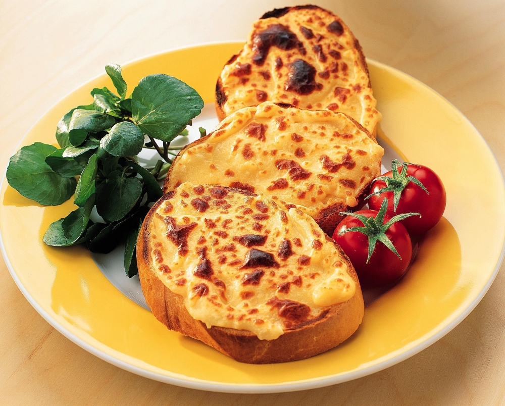 Где на завтрак – это тосты с запечённым, расплавленным сыром на них?