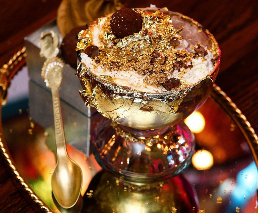 В каком городе в ресторане Serendipity продают самое дорогое мороженое, покрытое листом съедобного золота?