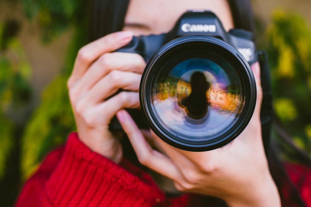 Как смягчить свето-теневой рисунок на лице модели при фотосъёмке со вспышкой в помещении?