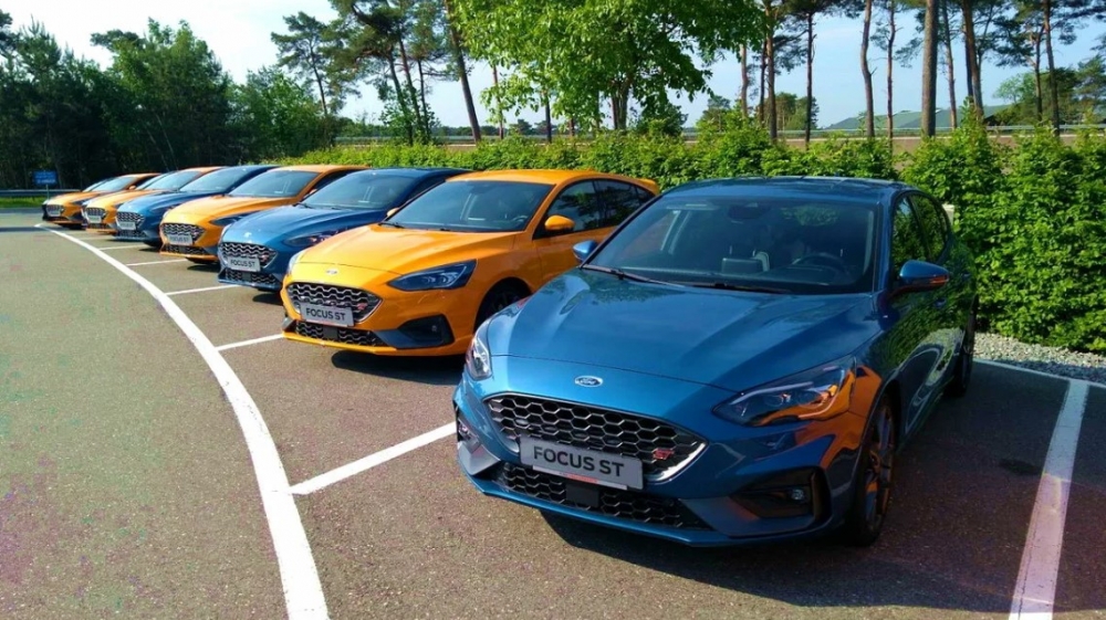 В каком году начались официальные продажи Ford в Украине?