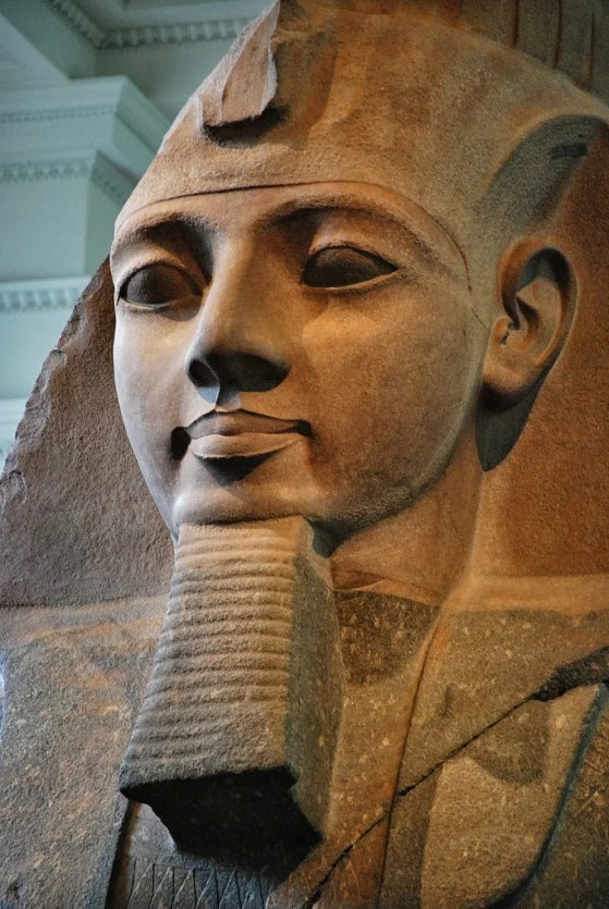 Именно из-за этого фараона Рамсеса 2-го считали Богом солнца.
