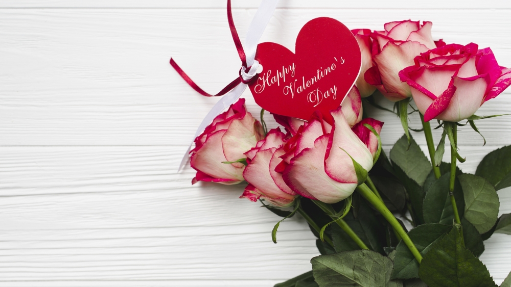 Традиционные валентинки в виде алого сердечка сейчас распространены в качестве символического подарка. А что считается первой в мире валентинкой, датированной 1415 годом?