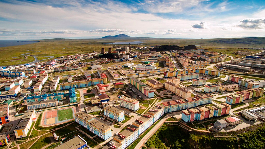 Этот город – один из самых удивительных городов России. Он удален от Москвы более чем на 8 тысяч км. Это столица самого восточного региона России. Жители этого города одними из первых в нашей стране встречают восход солнца. Что это за город?