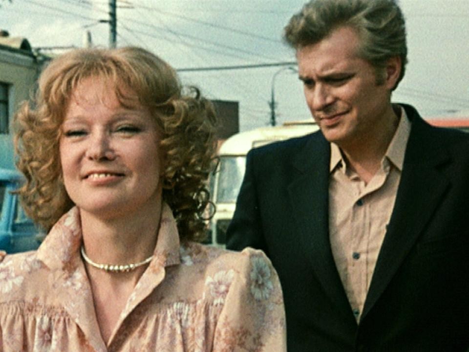 Сначала проводник Андрей привозит на перепродажу чарджоуские дыни. А что он привез в двух чемоданах во второй раз?