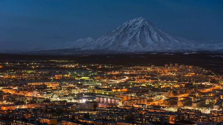 В октябре 1740 года в Авачинской бухте остановилась на зимовку и построила острог экспедиция В.И.Беринга и А.И.Чирикова. С этой даты и начинается история города, названного по имени судов этой экспедиции. История какого города?