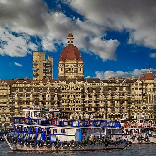Как до 1995 года назывался Мумбаи — самый густонаселённый мегаполис Индии?
